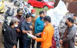 Bergerak Cepat, Camat Tallo Alamsyah Sahabuddin Salurkan Bantuan ke Korban Angin Puting Beliung