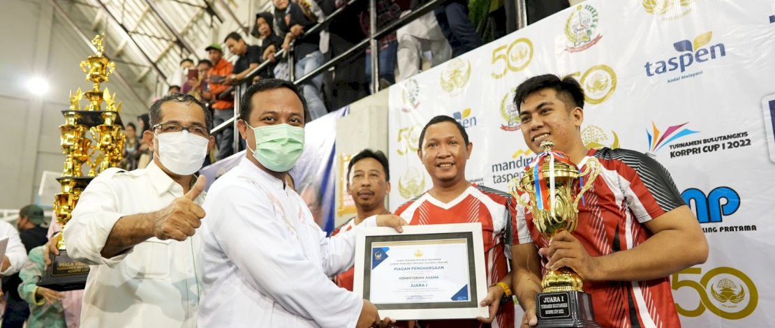 Plt Gubernur Serahkan Piala Bergilir KOPRI CUP 1 2022 Kepada Kemenag Sulsel