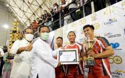 Plt Gubernur Serahkan Piala Bergilir KOPRI CUP 1 2022 Kepada Kemenag Sulsel