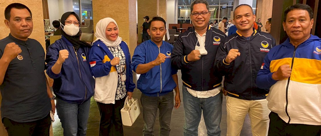 BERNASDEM. Tiga tokoh Sulsel ber-NasDem. Yakni Agussalim seorang Pengusaha, dan Wartawan senior Misbahuddin Hadjdjini.