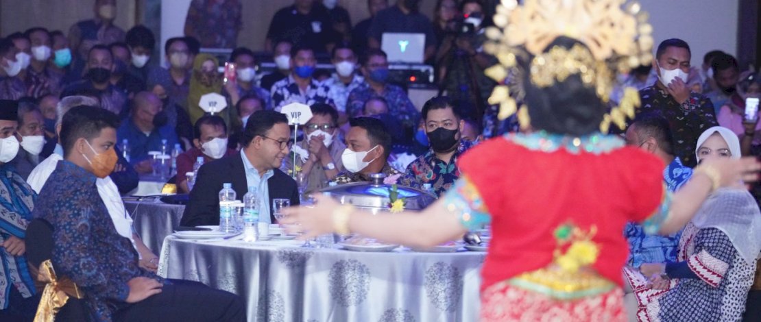 ELITE. Gubernur DKI Anies Baswedan didampingi Sekretaris DPW Partai NasDem Sulsel Syahruddin Alrif dalam forum Entrepreneur Makassar di Hotel Claro, Sabtu (22/1/2022).
