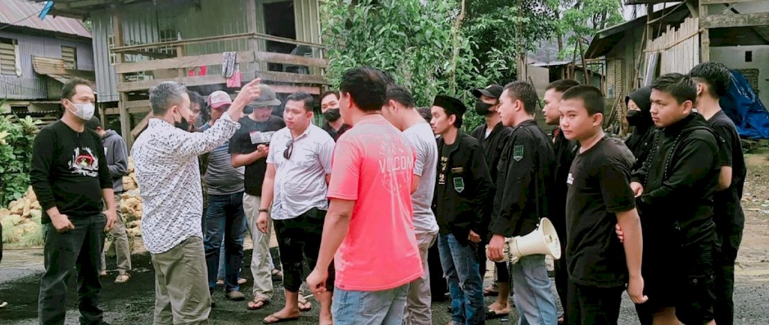PEDULI. Ketua DPD II Golkar Barru, Mudassir Hasri Gani (MHG) sangat prihatin dengan kondisi jalan yang rusak, tepatnya di Jalan Poros Pekkae-Soppeng. PEDULI. Ketua DPD II Golkar Barru, Mudassir Hasri Gani (MHG) sangat prihatin dengan kondisi jalan yang rusak, tepatnya di Jalan Poros Pekkae-Soppeng.