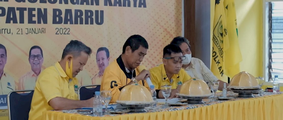 PLENO. Rapat Pleno yang dihadiri oleh puluhan kader Partai Golkar Kabupaten Barru. PLENO. Rapat Pleno yang dihadiri oleh puluhan kader Partai Golkar Kabupaten Barru.