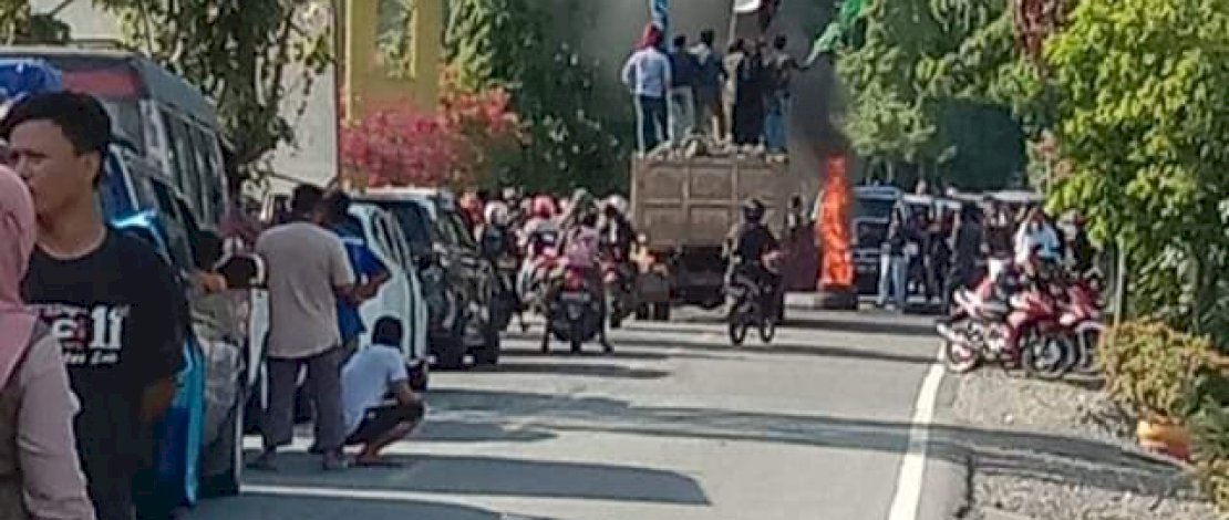 Puluhan warga yang mengatasnamakan Aliansi Wija To Luwu, menggelar aksi unjuk rasa di bata Kabupaten Luwu dan Kota Palopo, tepatnya di Desa Padang Kalua, Kecamatan Bua, Minggu, 23 Januari 2022. Puluhan warga yang mengatasnamakan Aliansi Wija To Luwu, menggelar aksi unjuk rasa di bata Kabupaten Luwu dan Kota Palopo, tepatnya di Desa Padang Kalua, Kecamatan Bua, Minggu, 23 Januari 2022.
