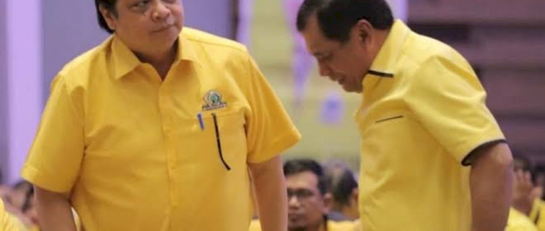 HORMAT. Wakil Ketua Umum DPP Partai Golkar Nurdin Halid menunduk memberi hormat kepada Ketua Umum Airlangga Hartarto. HORMAT. Wakil Ketua Umum DPP Partai Golkar Nurdin Halid menunduk memberi hormat kepada Ketua Umum Airlangga Hartarto.
