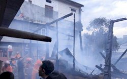 Satu Unit Rumah di Tomoni Luwu Timur Rata Diamuk Si Jago Merah