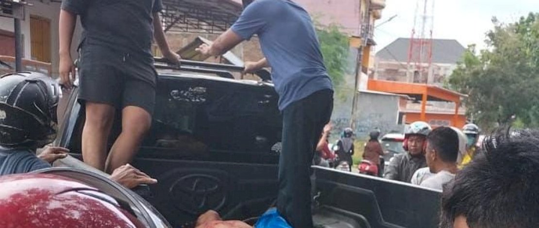 SD (28 tahun) mencoba bunuh diri. Ia kemudian dibawa ke rumah sakit oleh warga menggunakan mobil pick up. SD (28 tahun) mencoba bunuh diri. Ia kemudian dibawa ke rumah sakit oleh warga menggunakan mobil pick up.
