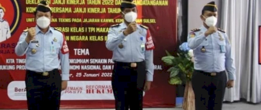 Kepala Rutan Kelas IIB Jeneponto, Hendrik Hakim, didampingi pejabat struktural Eselon IV, mendeklarasikan janji kinerja dan menandatangani komitmen bersama, di Aula II Kantor Imigrasi Kelas I TPI Kota Makassar, Selasa, 25 Januari 2022.