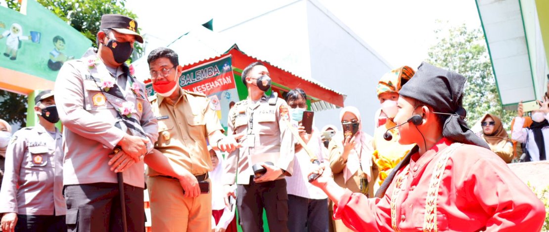 Kapolda Sulsel, Irjen Pol Nana Sudjana, disambut Tari Anggaru saat memasuki gerbang Mapolres Bulukumba, Selasa, 25 Januari 2022.