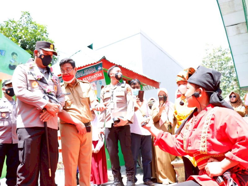 Kapolda Sulsel 'Disambut Badik' Saat Hendak Canangkan Vaksinasi di Bulukumba