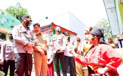 Kapolda Sulsel 'Disambut Badik' Saat Hendak Canangkan Vaksinasi di Bulukumba