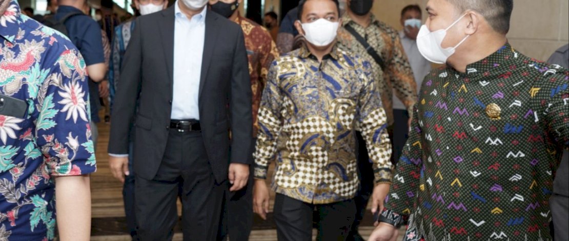 DIKAWAL. Gubernur DKI Anies Baswedan dikawal Sekretaris DPW Partai NasDem Sulsel Syahruddin Alrif saat menghadiri dialog dengan warga Sulsel di salah satu hotel di Kota Makassar, Sabtu (22/1/2022). 