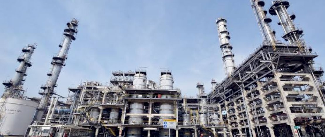 Kilang minyak pertamina.