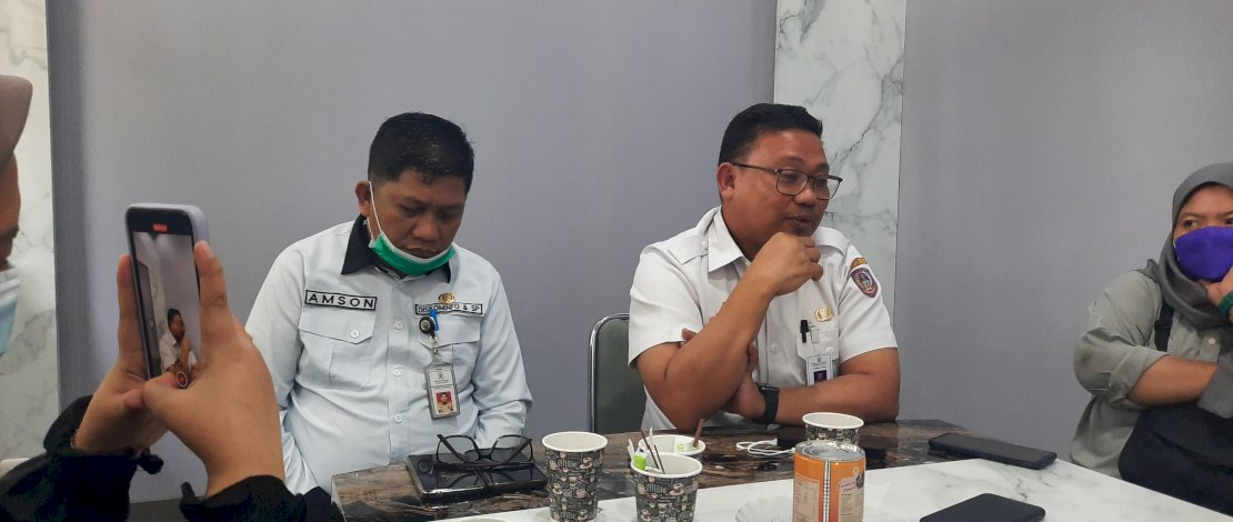 Kepala Biro Pengadaan Barang dan Jasa Sulsel, Asrul Sani, didampingi Kepala Dinas Informasi dan Komunikasi Sulsel Amson Padolo, saat Ngopi Bareng Wartawan, di Press Room Kantor Gubernur Sulsel, Rabu, 26 Januari 2022.