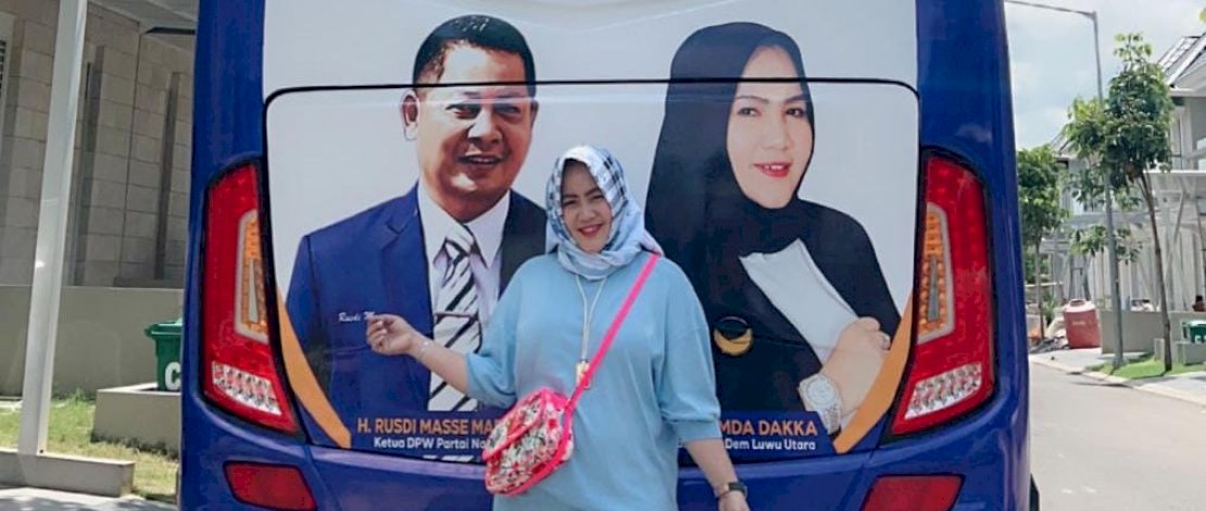 Ketua DPD NasDem Luwu Utara, Putri Dakka, berfoto di depan mobil bus, hadiah dari sang suami.