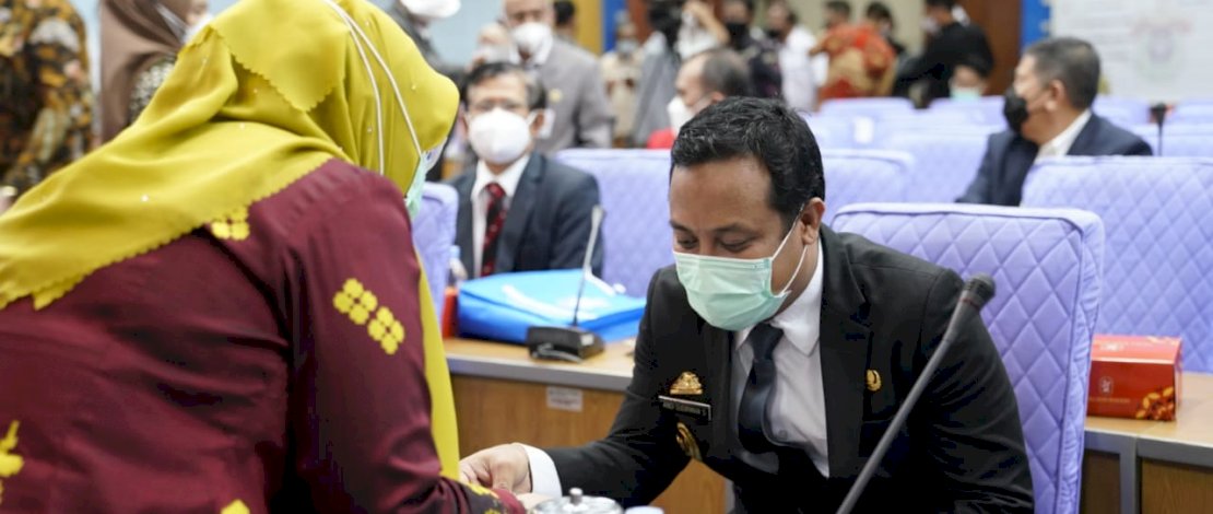 Plt Gubernur Sulsel, Andi Sudirman Sulaiman, menyalurkan hak pilihnya dalam Pemilihan Rektor Unhas, Kamis, 27 Januari 2022.