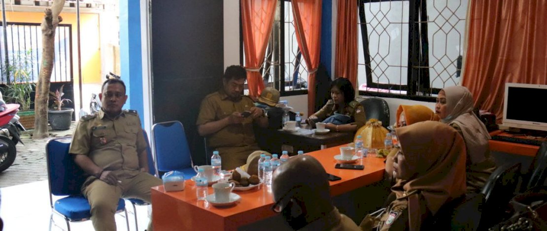 Camat Ujung Tanah Ibrahim Chaidar Said, S.IP,M.Si didampingi Sekcam Ujung Tanah Amanda Syahwaldi, S.STP,M.M, memimpin rapat koordinasi bersama Lurah Se Kecamatan Ujung Tanah, di Kantor Lurah Pattingalloang, baru-baru ini.