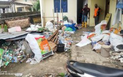 Camat Panakkukang Turunkan Personil Bantu Ketua Bank Sampah yang Terbaring Lemah