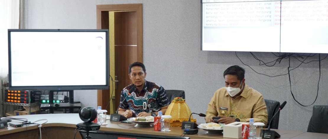 KOORDINASI. Kepala BPKA Sulsel, Andi Amana Gappa, saat rapat terkait rapat koordinasi jalan akses stasiun dan laporan hasil evaluasi infrastruktur penghubung jalur KA di Kantor Bupati Maros, Jumat (28/1/2022). Turut hadir Wakil dari Sesditjen Perkeretaapiaan pejabat Kemenhub serta Bupati Maros, AS Chaidir Syam dan kepala OPD terkait. 