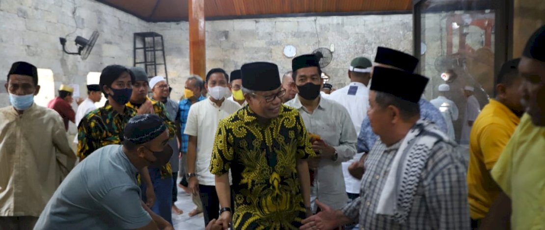 MENYATU.  Ketua DPD I Golkar Sulsel, Taufan Pawe (TP) bersalaman bersama jamaah setelah memberikan kultum usai salat Jumat di Masjid Jami' Tua Palopo, Jumat, 28 Januari 2022.