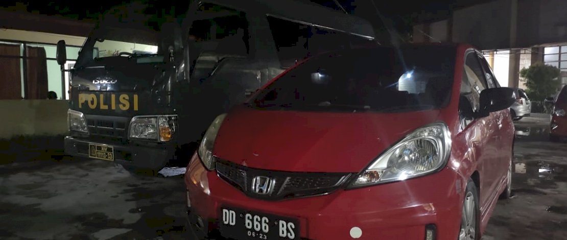 Barang bukti mobil Honda Jazz berwana merah terparkir di Halaman Kantor Mapolres Jeneponto, Sulawesi Selatan.