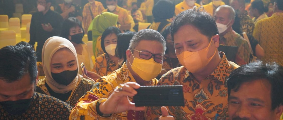 SELFIE. Ketua Partai Golkar Sulsel HM Taufan Pawe berfoto selfie bersama Ketum Partai Golkar Airlangga Hartarto. SELFIE. Ketua Partai Golkar Sulsel HM Taufan Pawe berfoto selfie bersama Ketum Partai Golkar Airlangga Hartarto.