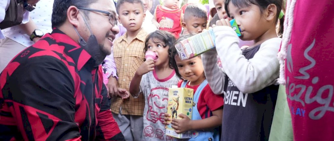 PEDULI.  Politisi Partai Gerindra Sulsel Darmawangsyah Muin menemui anak kekurangan gizi di Desa Panyangkalan Kecamatan Bajeng dan Kecamatan Palangga Kabupaten Gowa, Minggu (30/1/2022).
