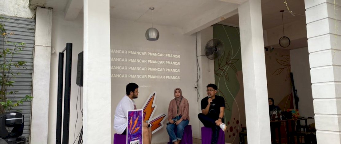 Talkshow Pmancar Live menghadirkan Skena dan Sense Visual yang merupakan pelaku kreatif di Kota Makassar.