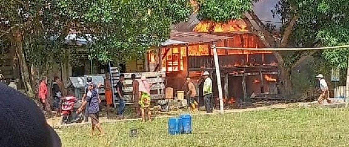 Diduga Korsleting Listrik, 3 Rumah Panggung di Kab Bone Ludes Terbakar