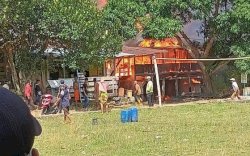 Diduga Korsleting Listrik, 3 Rumah Panggung di Kab Bone Ludes Terbakar