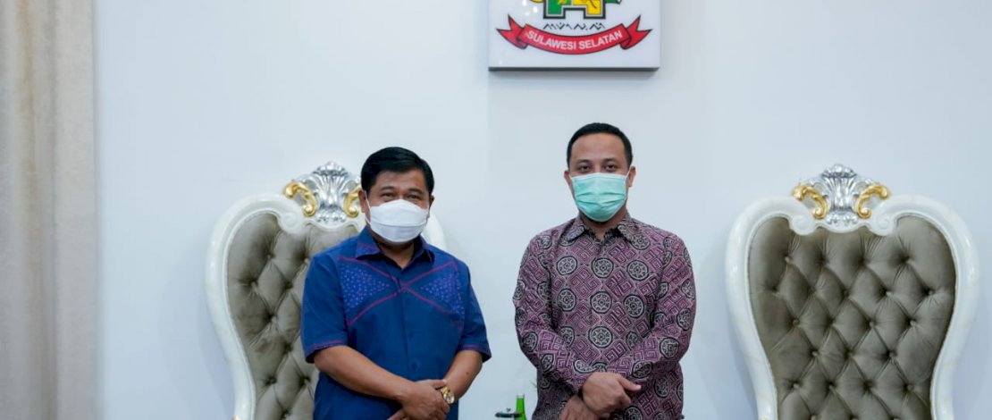 Plt Gubernur Sulsel, Andi Sudirman Sulaiman bersama Plt Sekretaris Jenderal Kementerian Menteri Dalam Negeri, Suhajar Diantoro, di Rujab Wagub, Minggu malam,  30 Januari 2022.
