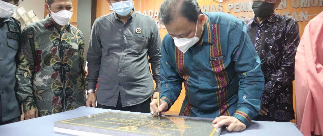 MERESMIKAN.Ketua Bawaslu RI Abhan,SH.MH Senin (31/1/2022 meresmikan Ruang Sidang Nur Muthmainnah Kantor Bawaslu Provinsi Sulawesi Selatan. 