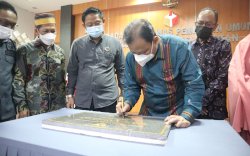 Abhan Resmikan Ruang Sidang Nur Muthmainnah Bawaslu Sulsel 