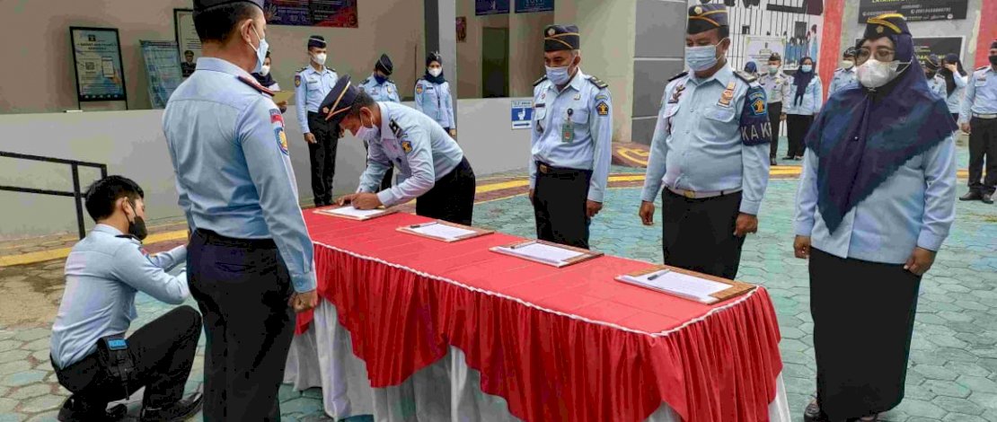 Jajaran Rutan Kelas IIB Jeneponto menggelar upacara deklarasi janji kinerja dan penandatanganan fakta integritas menuju zona integritas, yang diikuti oleh seluruh pejabat struktural dan pejabat utama, Senin, 31 Januari 2022.