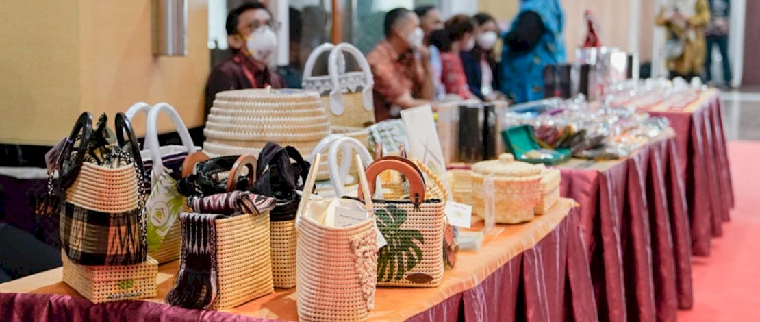 Sejumlah produk UMKM dipamerkan di Kantor Gubernur Sulsel, yang menjadi lokasi kunjungan Wapres RI, Senin, 31 Januari 2022. Sejumlah produk UMKM dipamerkan di Kantor Gubernur Sulsel, yang menjadi lokasi kunjungan Wapres RI, Senin, 31 Januari 2022.