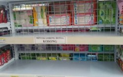 Produsen Tahan Barang ke Distributor, Pasokan Penjualan Minyak Goreng Kacau