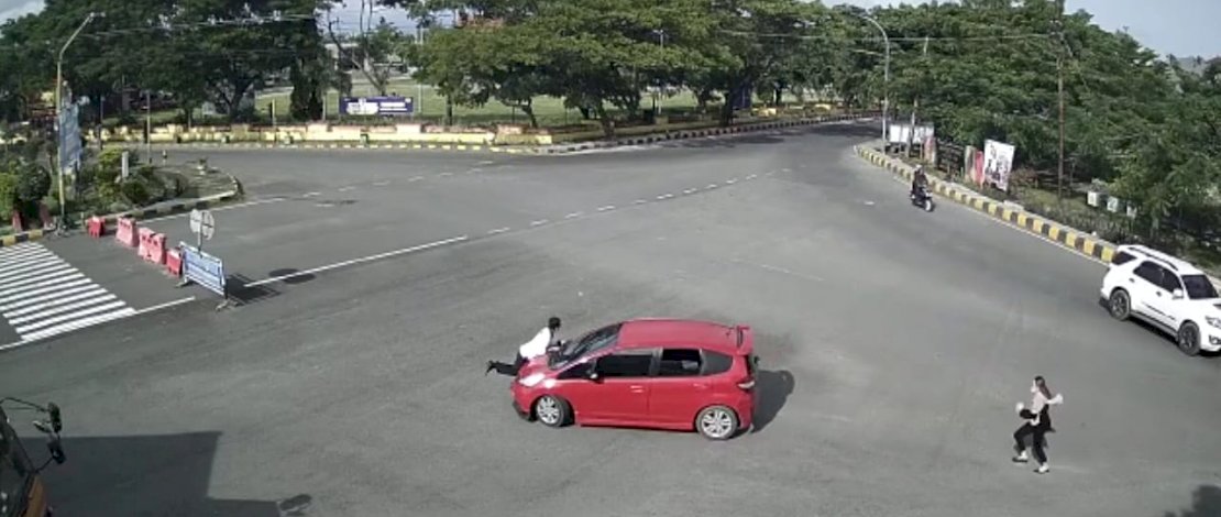 Aksi heroik polisi di Jeneponto, menggagalkan perampasan mobil terekam CCTV dan viral di sosial media. Aksi heroik polisi di Jeneponto, menggagalkan perampasan mobil terekam CCTV dan viral di sosial media.