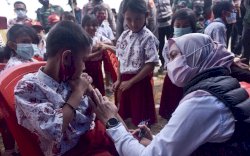 Siswa Usia 6-11 Tahun di Seko Antusias Terima Suntikan Vaksin