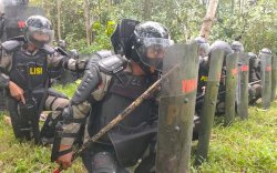 Tingkatkan Kemampuan,  Batalyon C Pelopor Satbrimob Polda Sulsel Latihan Penanganan Rusuh Massa di Hutan