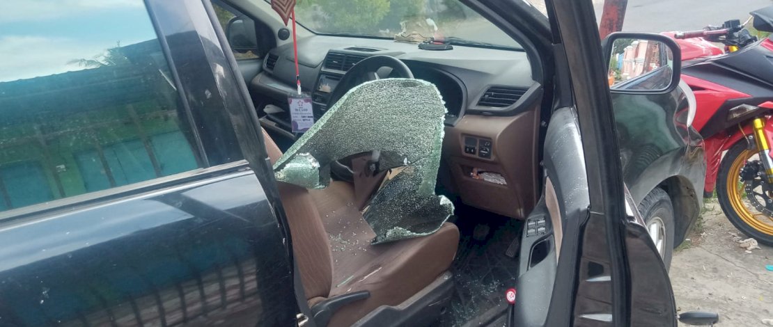 Mobil Toyota Avanza hitam dengan nomor plat DW 1981 AN tersebut diketahui milik Iwan H. Yang merupakan Ketua Asosiasi Pedagang Kaki Lima (APKLI) Kabupaten Bone.