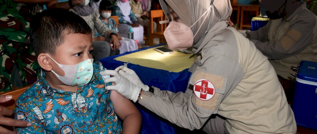 TNI AL Di Makassar Genjot Percepatan Vaksinasi Covid 19 Untuk Anak 6-11 Tahun Dengan Menyasar Sekolah Dasar