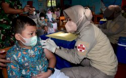 TNI AL Di Makassar Genjot Percepatan Vaksinasi Covid 19 Untuk Anak 6-11 Tahun Dengan Menyasar Sekolah Dasar