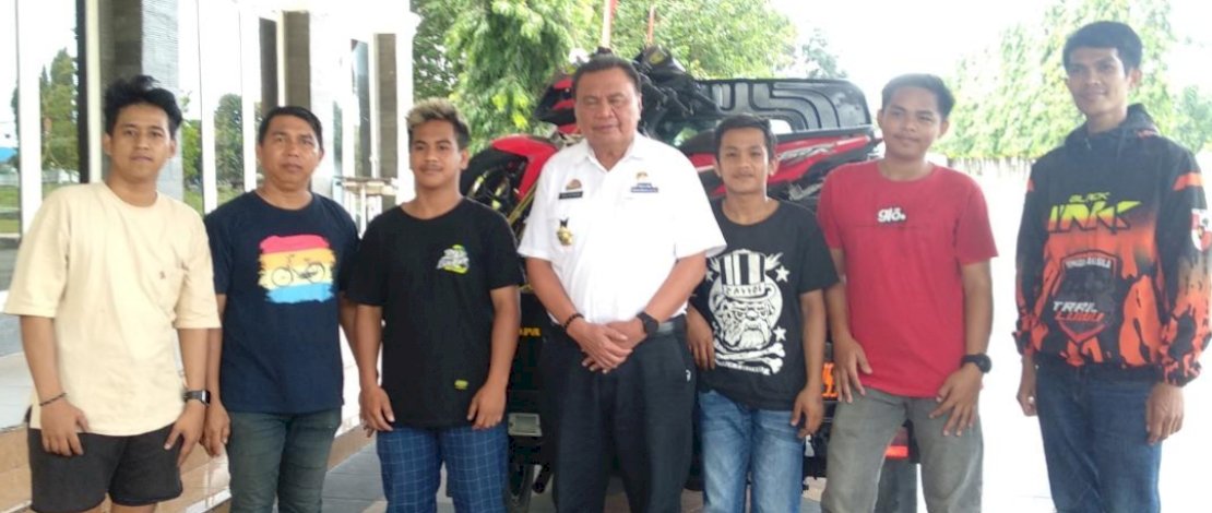 Sekda Luwu, H Sulaiman melepas tim pembalab Kab Luwu ajang Pra Porprov 2022 yang di gelar di Kabupaten Pangkep, Rabu (2/2/2022).
 