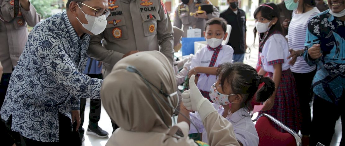 Wali Kota Makassar Moh.Ramdhan "Danny" Pomanto bersama Kapolda Sulsel Irjen Pol. Drs. Nana Sudjana, menghadiri launching Road Show Vaksinasi  Covid 19 untuk anak usia 6 -11 tahun, di SD Kristen Hati Kudus dan SD Santo Yosep. Kamis (3/2/2022).
