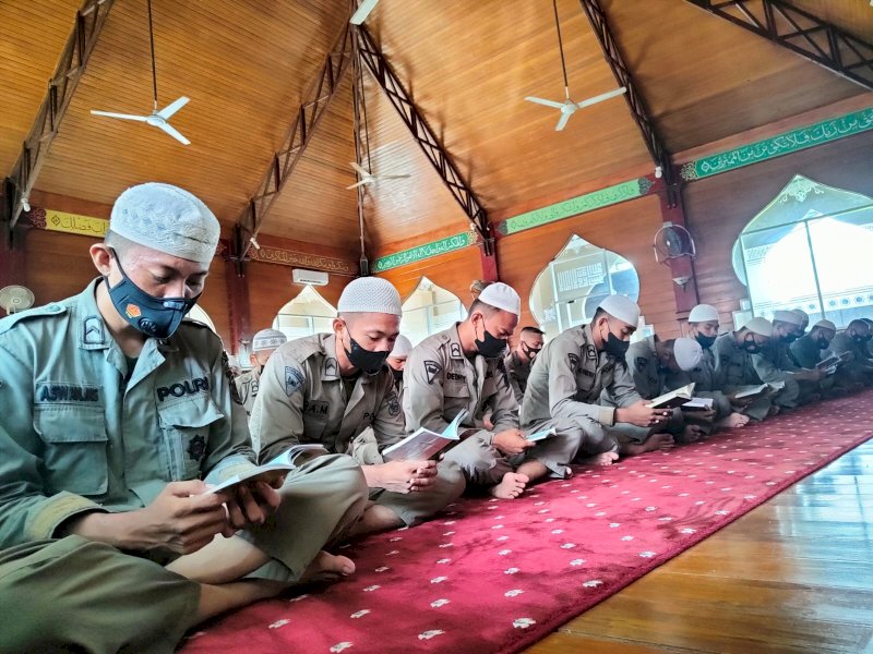 Tingkatkan Keimanan Anggota, Brimob Bone Rutin Gelar Pembinaan Rohani