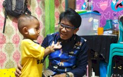 Kondisi Bayi Korban Busur Membaik, Gubernur Andi Sudirman Utus Tim dan Serahkan Bantuan