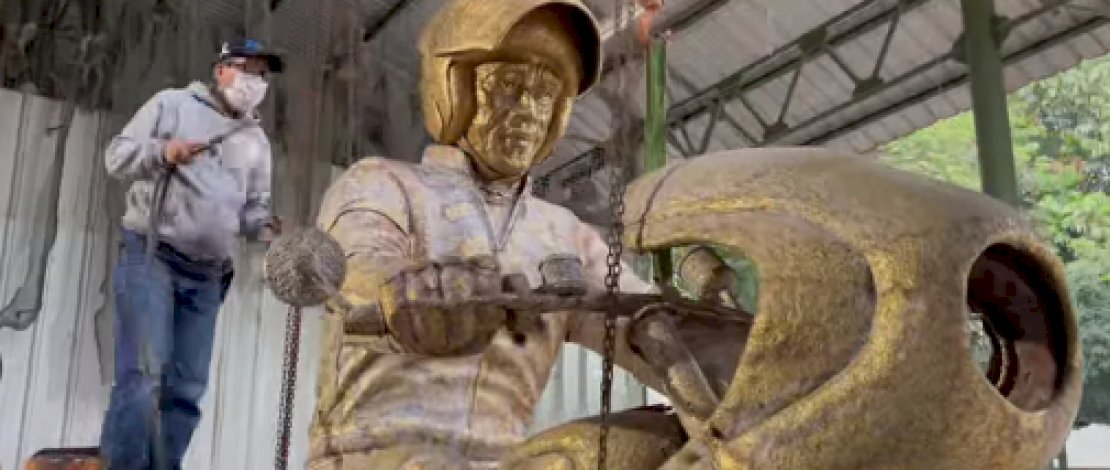 Seniman Nyoman Nuarta sedang menyiapkan patung "Jokowi naik motor". (Foto: Instagram)