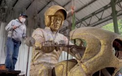 Keren...Patung Jokowi Naik Motor Karya Nyoman Nuarta Akan Dipamerkan di Mandalika, Intip Pembuatannya