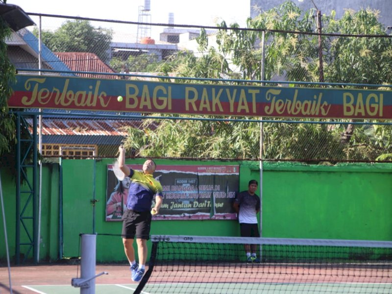 Jaga Silaturahmi dan Kebugaran Tubuh di Masa Pandemi, Danyon Brimob Bone bermain Tenis Lapangan Bersama Kasdim 1407 Bone