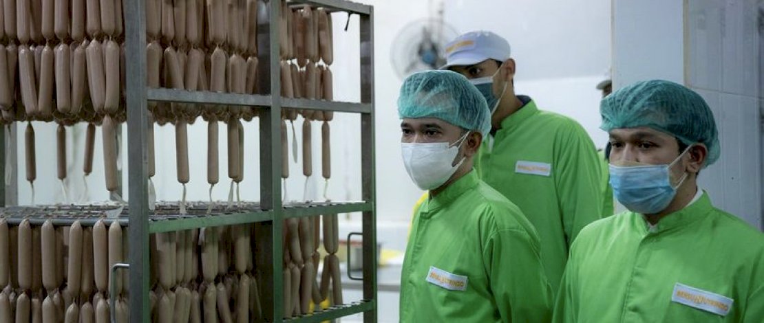 Ruben Onsu mengecek pabrik Bensu Nutrindo bersama adiknya, Jordi Onsu.